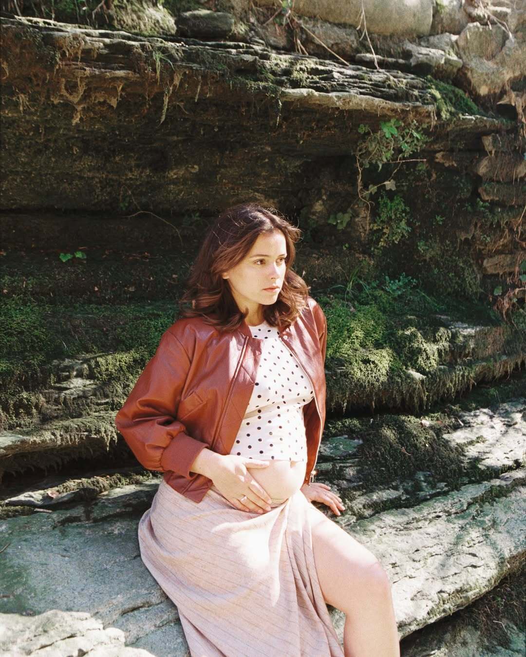 Телезірка Міла Сивацька розсекретила вагітність після переїзду за кордон: який вигляд має її чоловік і як він перетнув кордон