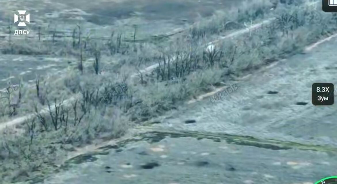 Окупант покинув підбитий квадроцикл і сховався в кущах, але це його не врятувало: у ДПСУ показали "полювання". Відео