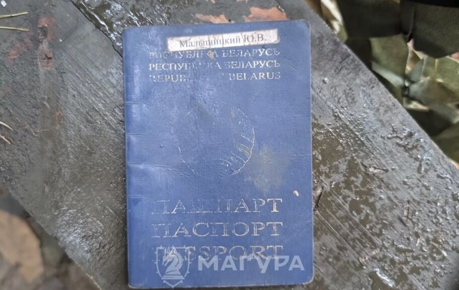 Українські військові взяли в полон пораненого окупанта-білоруса: його несли на собі 10 км по замінованих полях. Відео