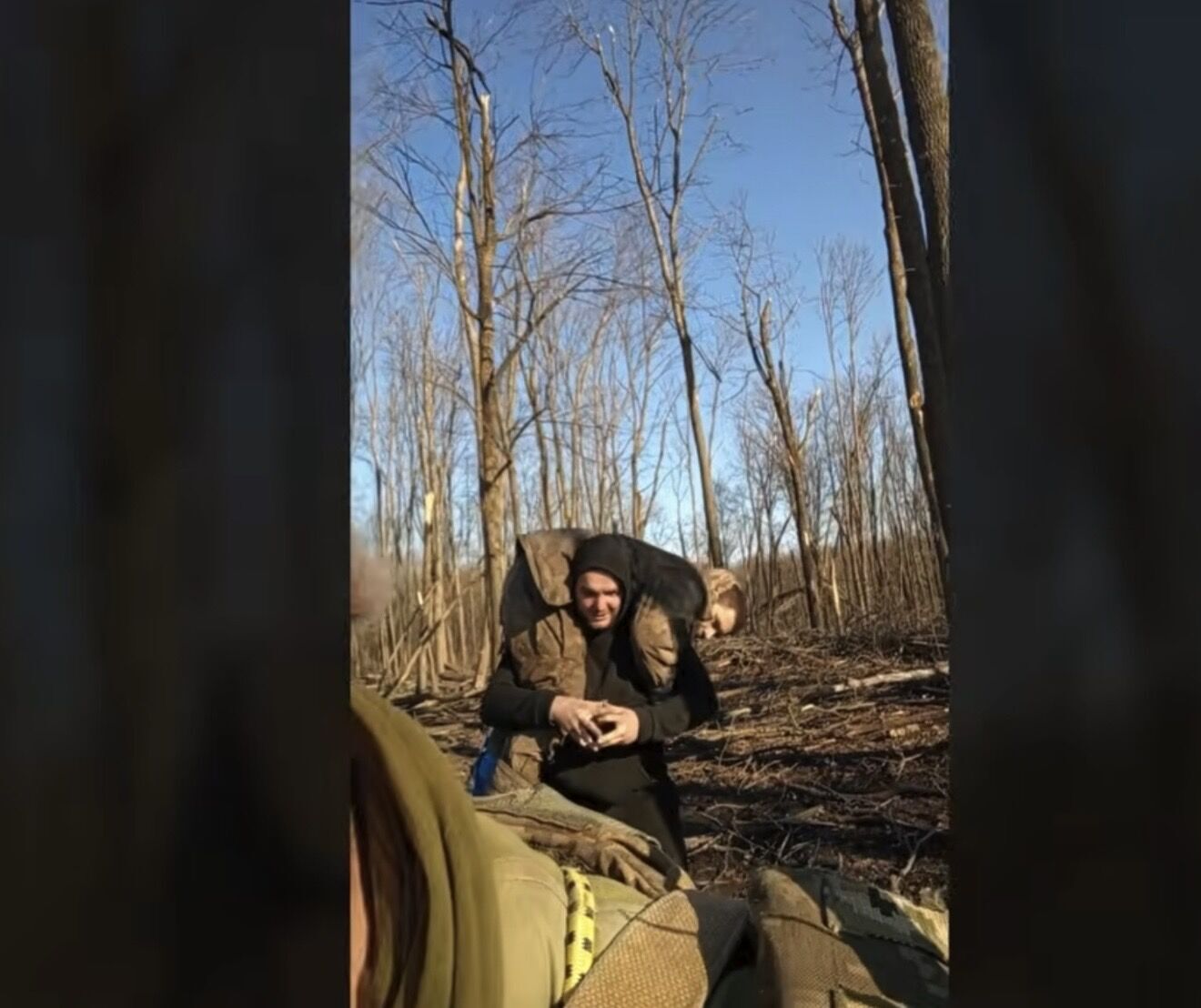 Українські військові взяли в полон пораненого окупанта-білоруса: його несли на собі 10 км по замінованих полях. Відео