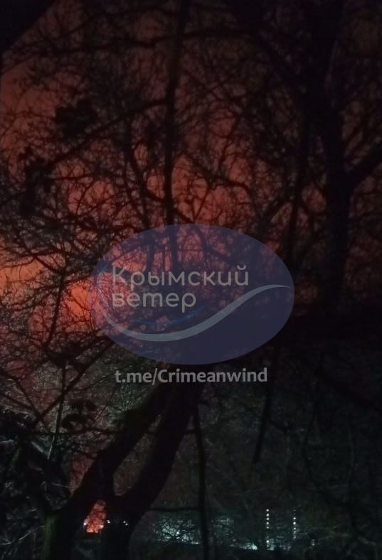 В окупованій Феодосії після атаки дронів третю добу горить нафтобаза. Супутникові знімки
