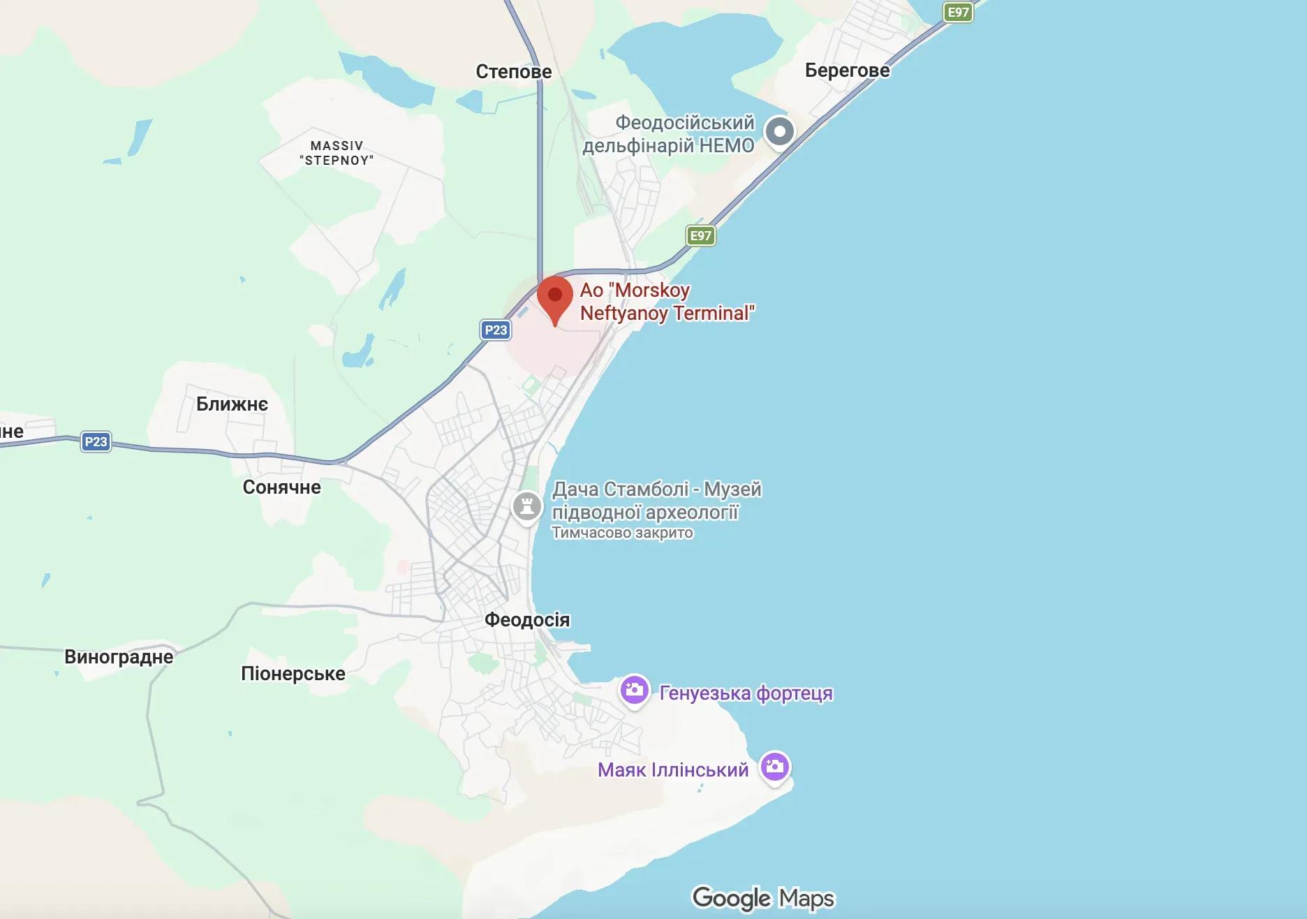 В окупованій Феодосії після атаки дронів третю добу горить нафтобаза. Супутникові знімки