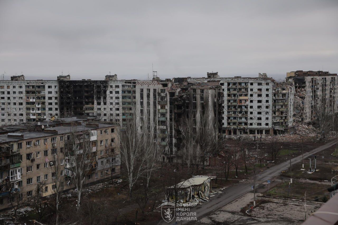 Любое передвижение по дорогам угрожает жизни: в ВСУ показали печальные кадры из истерзанной врагом Константиновки. Фото