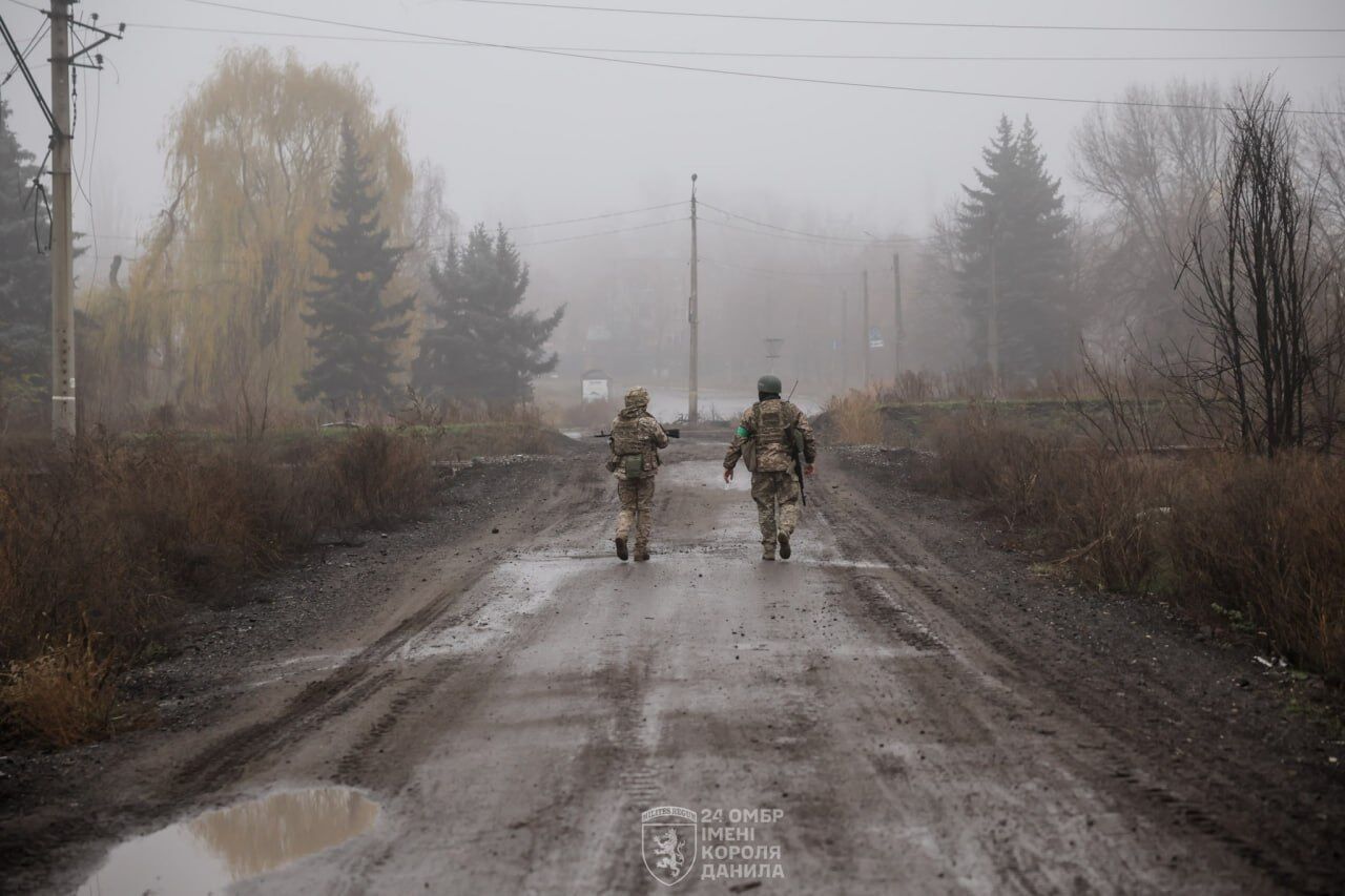 Любое передвижение по дорогам угрожает жизни: в ВСУ показали печальные кадры из истерзанной врагом Константиновки. Фото