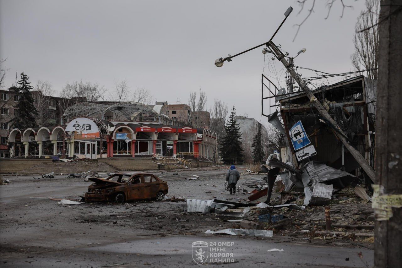 Любое передвижение по дорогам угрожает жизни: в ВСУ показали печальные кадры из истерзанной врагом Константиновки. Фото