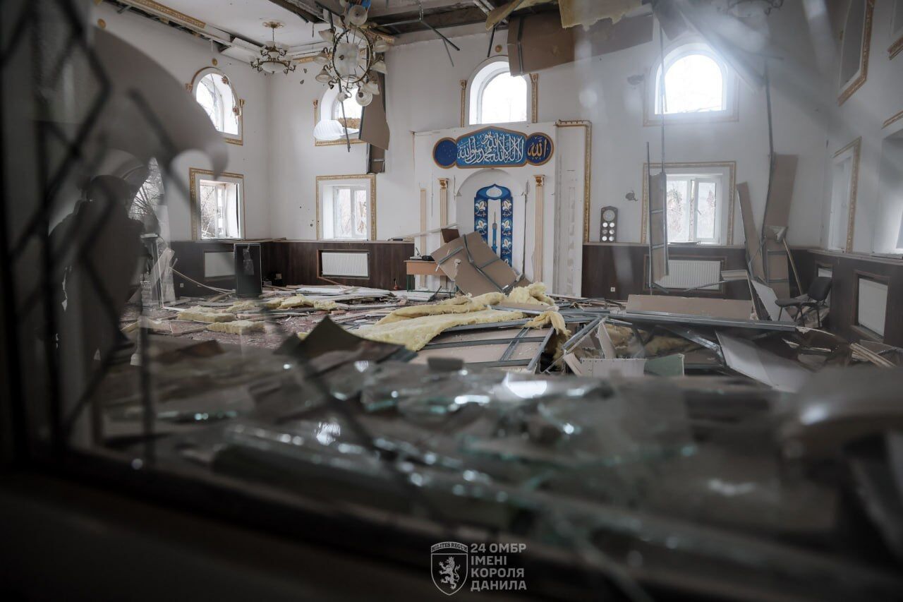 Любое передвижение по дорогам угрожает жизни: в ВСУ показали печальные кадры из истерзанной врагом Константиновки. Фото