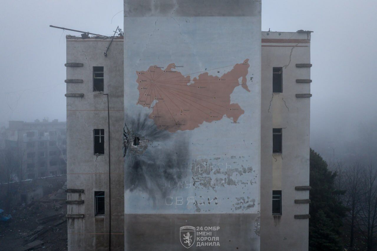 Любое передвижение по дорогам угрожает жизни: в ВСУ показали печальные кадры из истерзанной врагом Константиновки. Фото