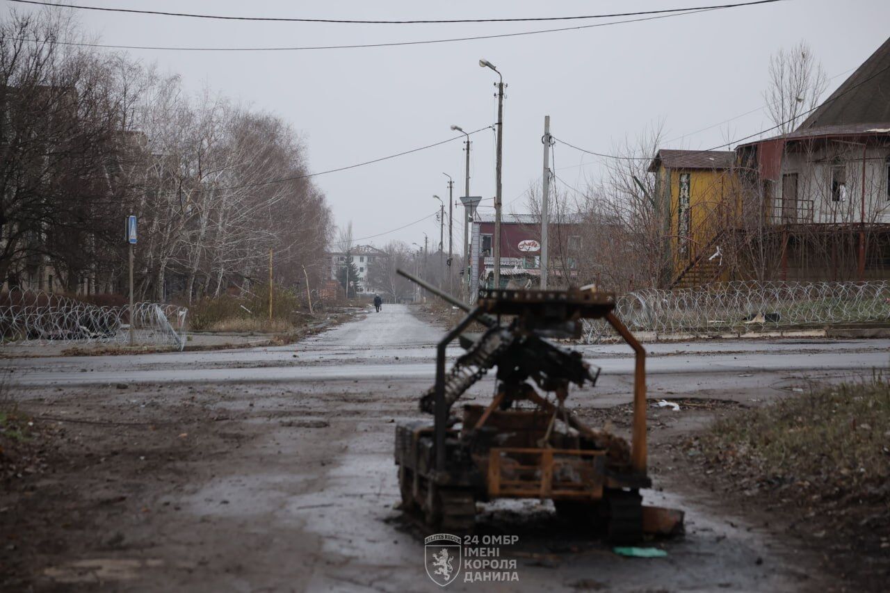 Любое передвижение по дорогам угрожает жизни: в ВСУ показали печальные кадры из истерзанной врагом Константиновки. Фото