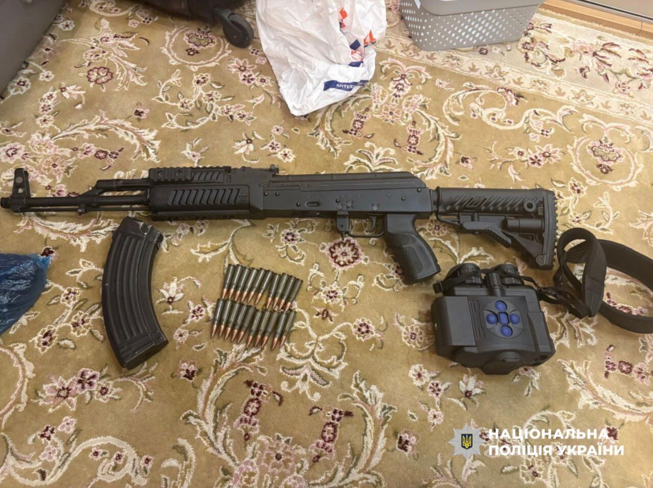 Вимагали у громадян "борги" та вчиняли підпали: Нацполіція викрила групу зловмисників. Подробиці, фото та відео