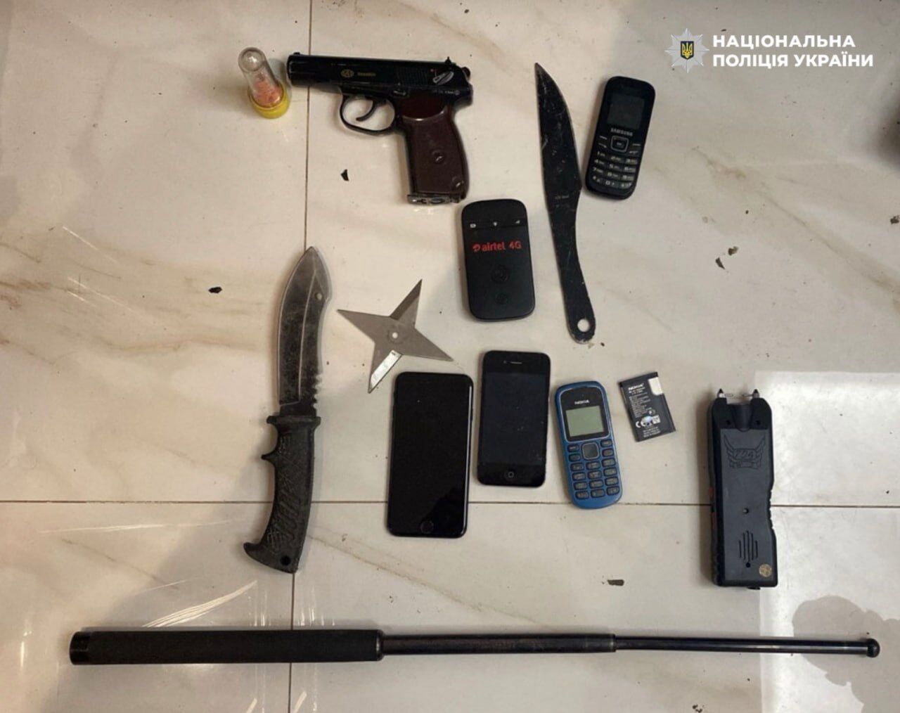 Вимагали у громадян "борги" та вчиняли підпали: Нацполіція викрила групу зловмисників. Подробиці, фото та відео