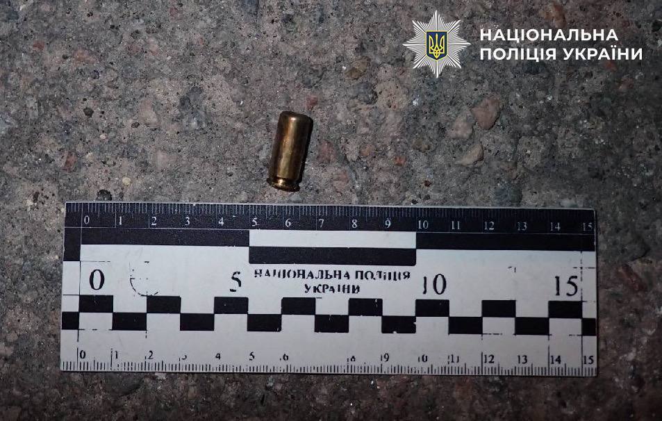 В Киеве мужчина устроил стрельбу на улице: есть раненая. Подробности и фото