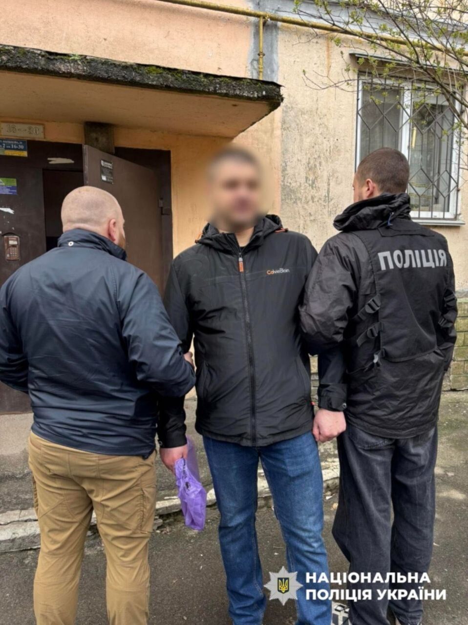 Вимагали у громадян "борги" та вчиняли підпали: Нацполіція викрила групу зловмисників. Подробиці, фото та відео