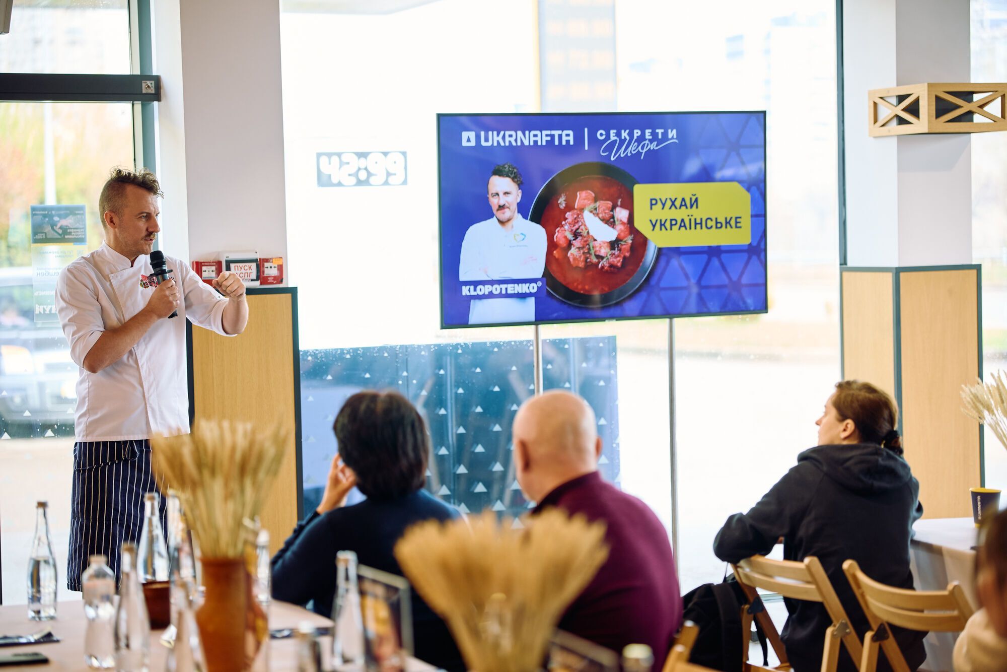 Банош, гречка с грибами и шкварками, блины в панировке на АЗК – как МХП, UKRNAFTA и Клопотенко меняют представление о еде в дороге