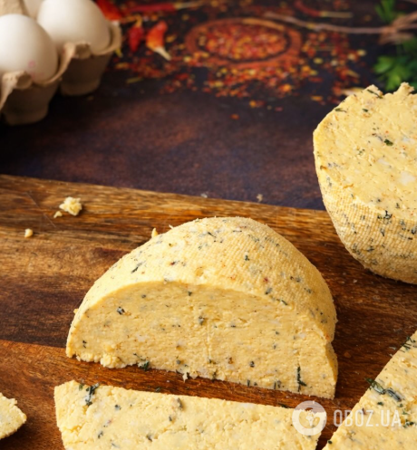 Сирна грудка, яку традиційно кладуть у великодній кошик: як приготувати