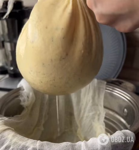 Сирна грудка, яку традиційно кладуть у великодній кошик: як приготувати