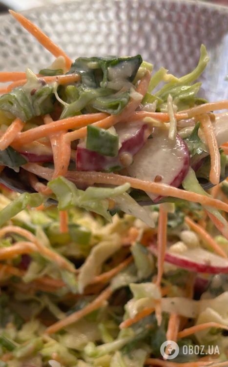 Смачний весняний салат зі свіжої капусти і редиски: чим заправити