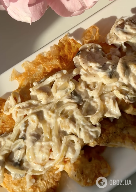 Сочные отбивные с грибным соусом для праздничного стола: делимся лучшим рецептом