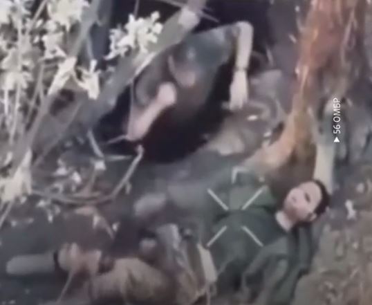 Окупант не пустив свого "побратима" в укриття, боячись викриття позиції: у фіналі ліквідували їх обох. Відео