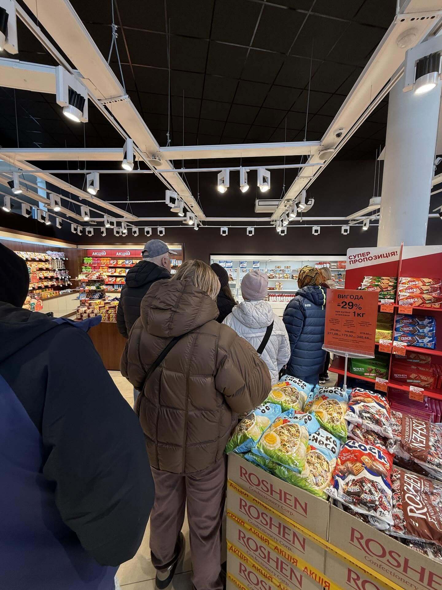 Змітають за хвилини: в Україні знову ажіотаж на паски від "Рошен". Фото, відео