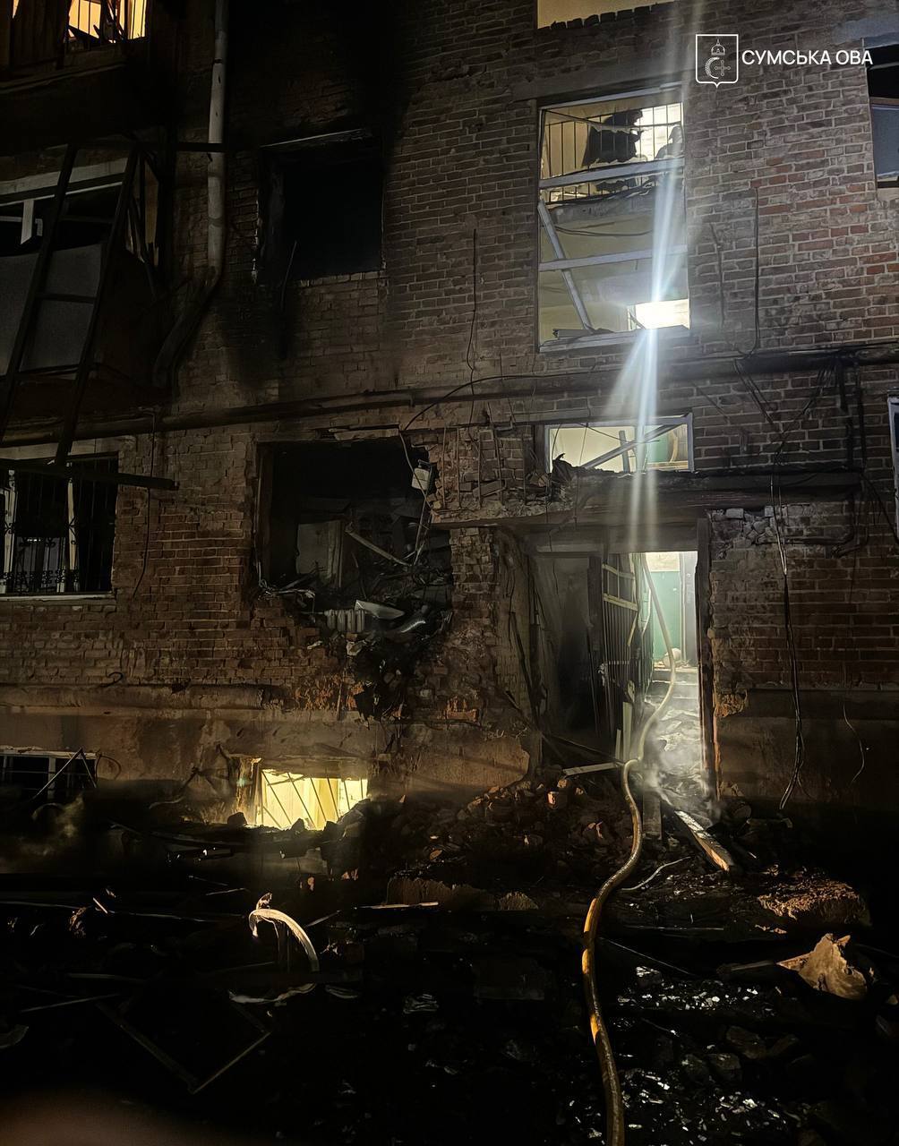 Росія вдарила "Шахедом" по житловому будинку у Сумах: є руйнування і постраждалі. Фото і відео