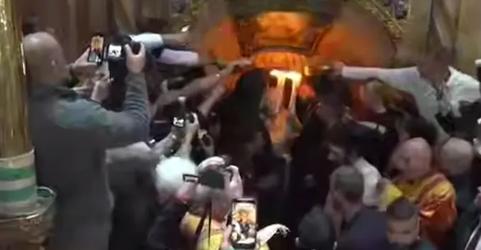 Благодатний Вогонь зійшов у Храмі Гробу Господнього. Відео і всі подробиці