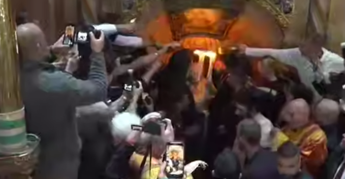 Благодатный огонь сошел в Иерусалиме: когда его привезут в Украину. Видео
