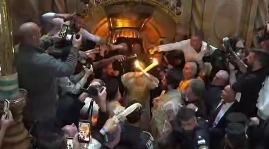 Благодатный огонь сошел в Иерусалиме: когда его привезут в Украину. Видео