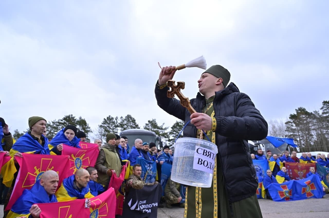Більшість були в полоні з 2022 року: в Україну напередодні Великодня повернулися майже дві сотні захисників і цивільних. Фото та відео