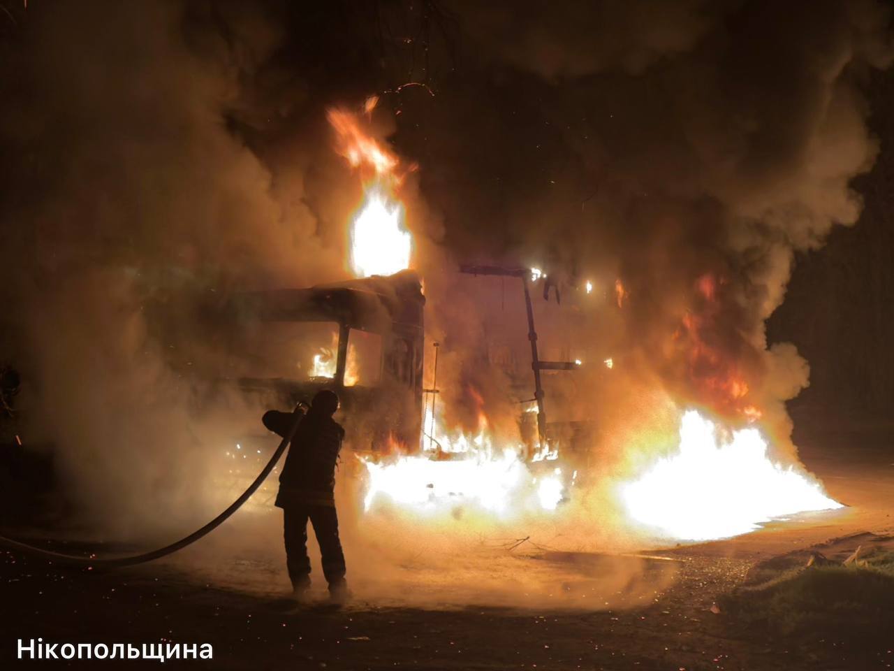 Окупанти вдарили по Нікополю: горіли вантажівки, загинув водій. Фото