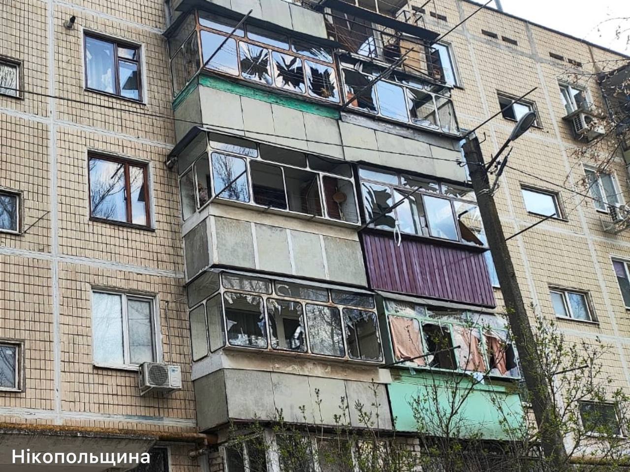 Окупанти вдарили по Нікополю: горіли вантажівки, загинув водій. Фото