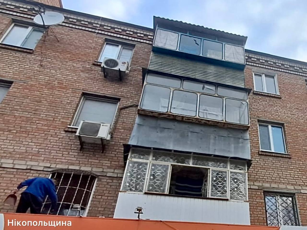 Окупанти вдарили по Нікополю: горіли вантажівки, загинув водій. Фото