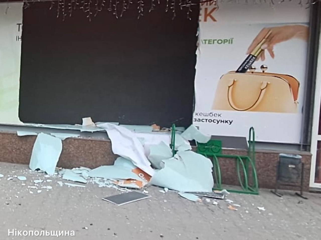 Окупанти вдарили по Нікополю: горіли вантажівки, загинув водій. Фото