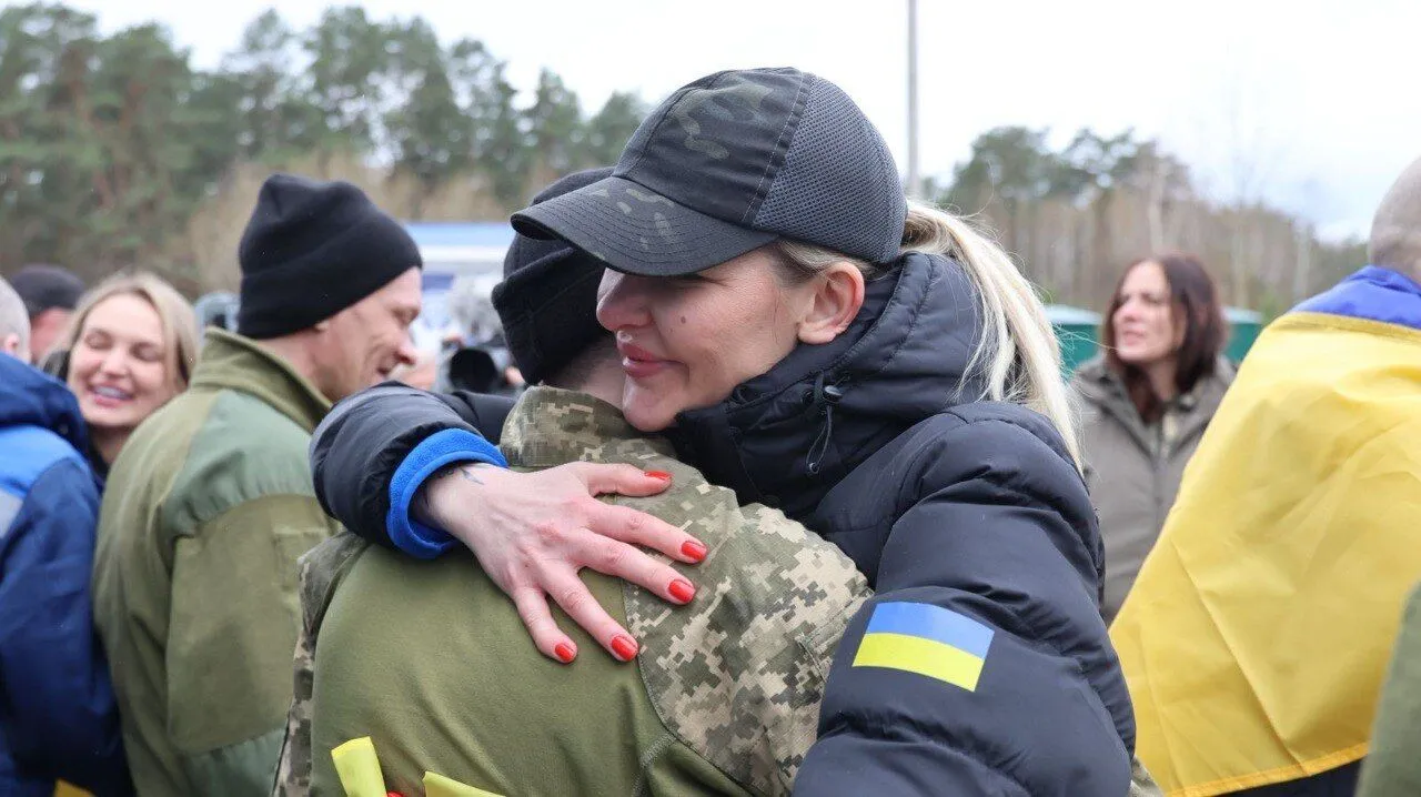 Большинство были в плену с 2022 года: в Украину накануне Пасхи вернулись почти две сотни защитников и гражданских. Фото и видео