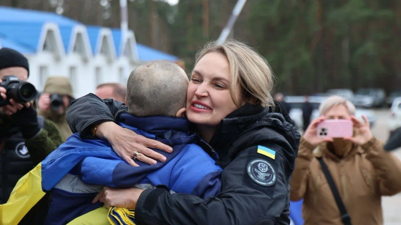 Большинство были в плену с 2022 года: в Украину накануне Пасхи вернулись почти две сотни защитников и гражданских. Фото и видео