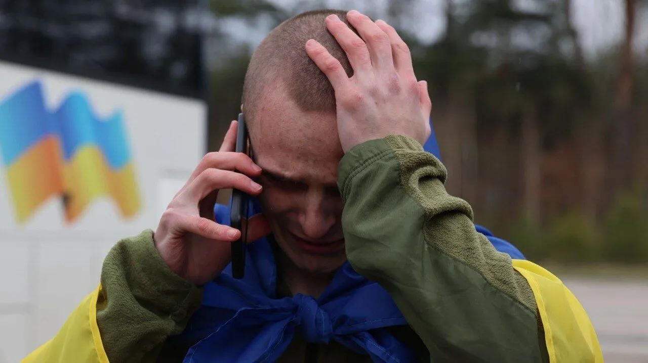 Большинство были в плену с 2022 года: в Украину накануне Пасхи вернулись почти две сотни защитников и гражданских. Фото и видео