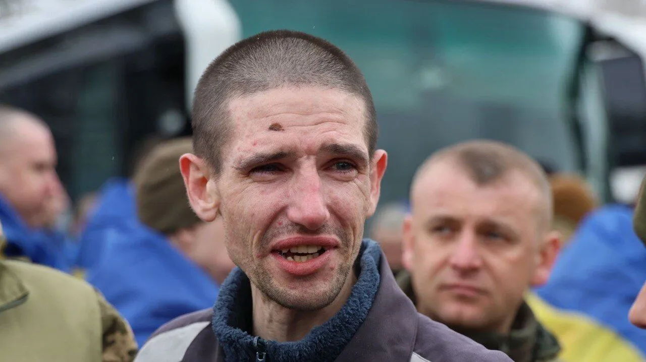 Большинство были в плену с 2022 года: в Украину накануне Пасхи вернулись почти две сотни защитников и гражданских. Фото и видео