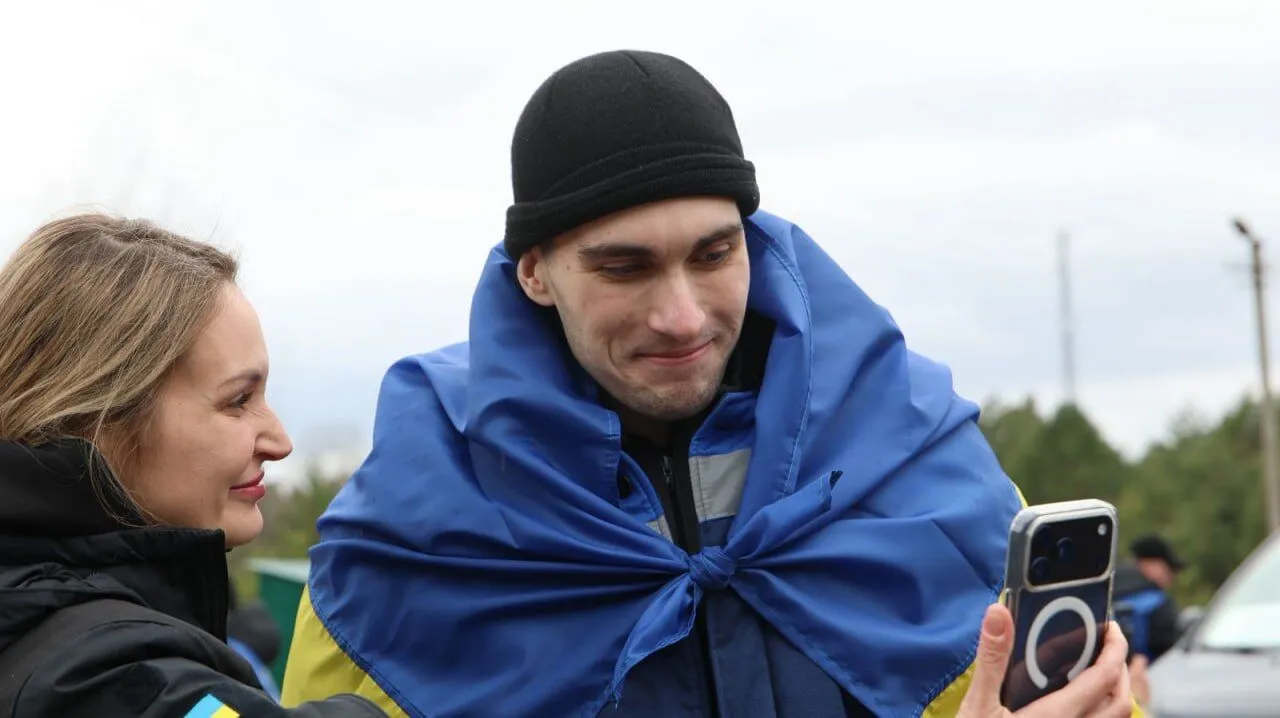 Большинство были в плену с 2022 года: в Украину накануне Пасхи вернулись почти две сотни защитников и гражданских. Фото и видео