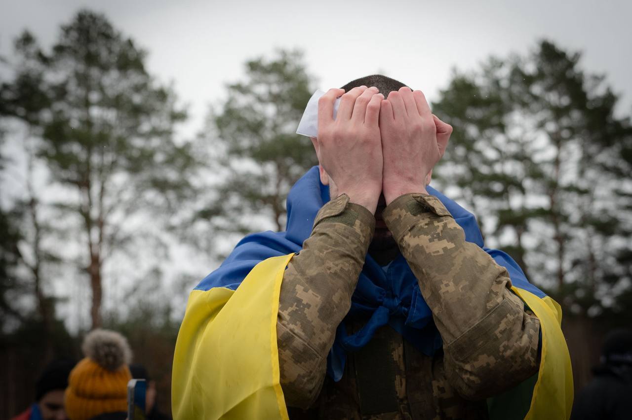 Більшість були в полоні з 2022 року: в Україну напередодні Великодня повернулися майже дві сотні захисників і цивільних. Фото та відео
