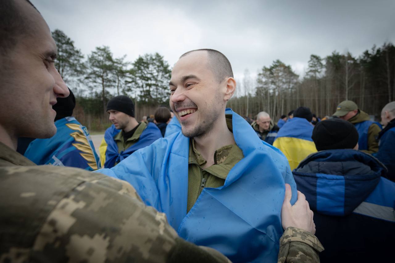 Більшість були в полоні з 2022 року: в Україну напередодні Великодня повернулися майже дві сотні захисників і цивільних. Фото та відео