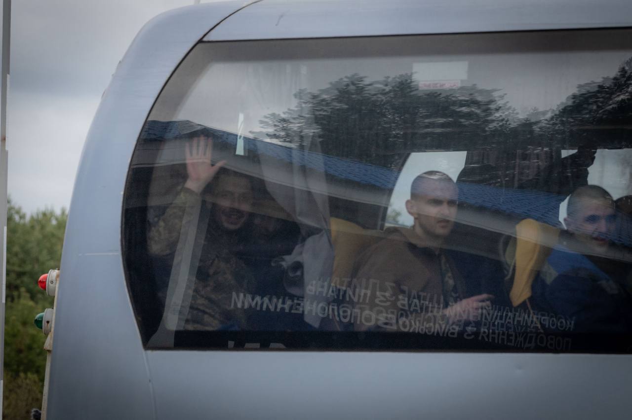 Більшість були в полоні з 2022 року: в Україну напередодні Великодня повернулися майже дві сотні захисників і цивільних. Фото та відео