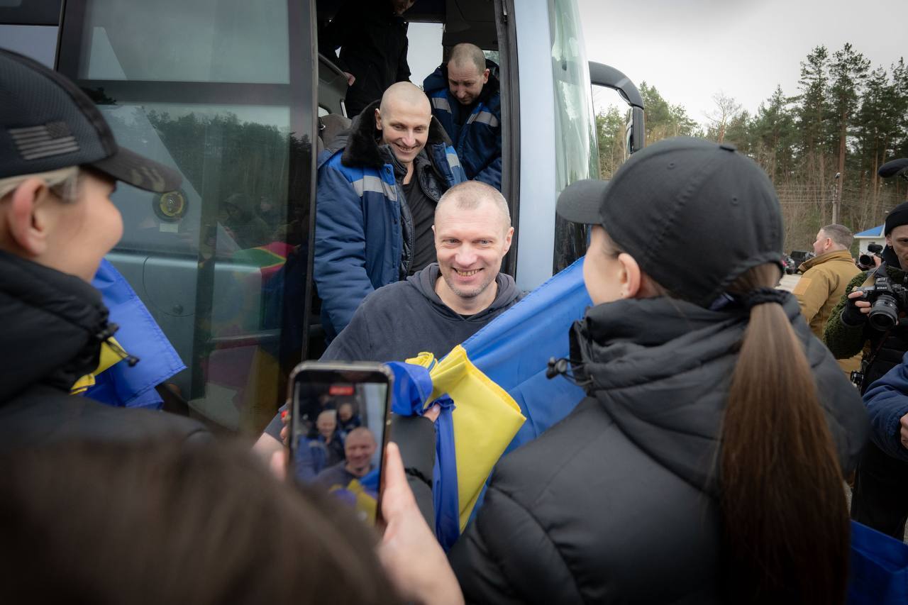 Більшість були в полоні з 2022 року: в Україну напередодні Великодня повернулися майже дві сотні захисників і цивільних. Фото та відео