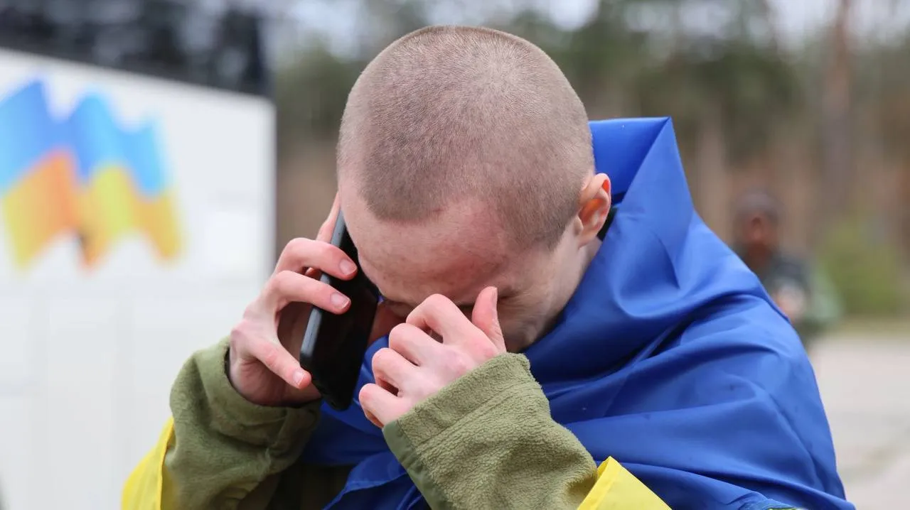 Большинство были в плену с 2022 года: в Украину накануне Пасхи вернулись почти две сотни защитников и гражданских. Фото и видео