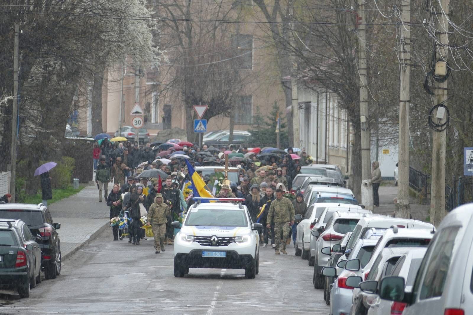 Без батька лишилась 4-місячна донька: на Прикарпатті попрощалися з молодим захисником. Фото