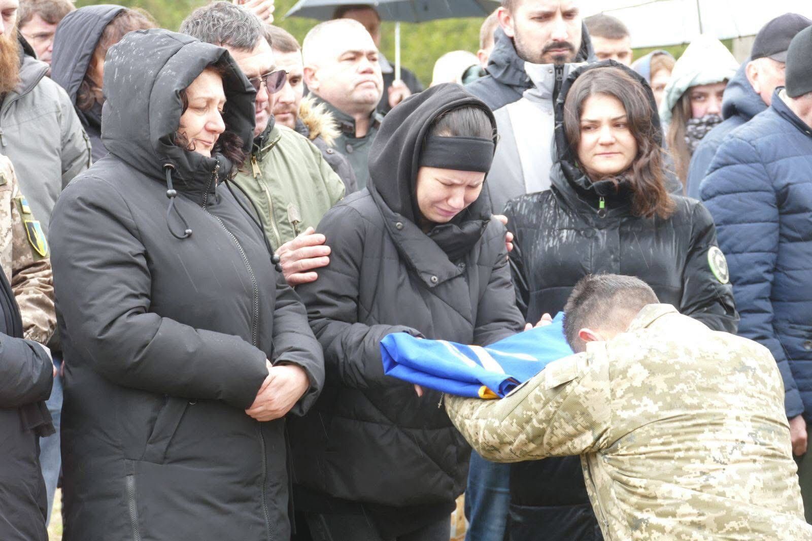 Без батька лишилась 4-місячна донька: на Прикарпатті попрощалися з молодим захисником. Фото