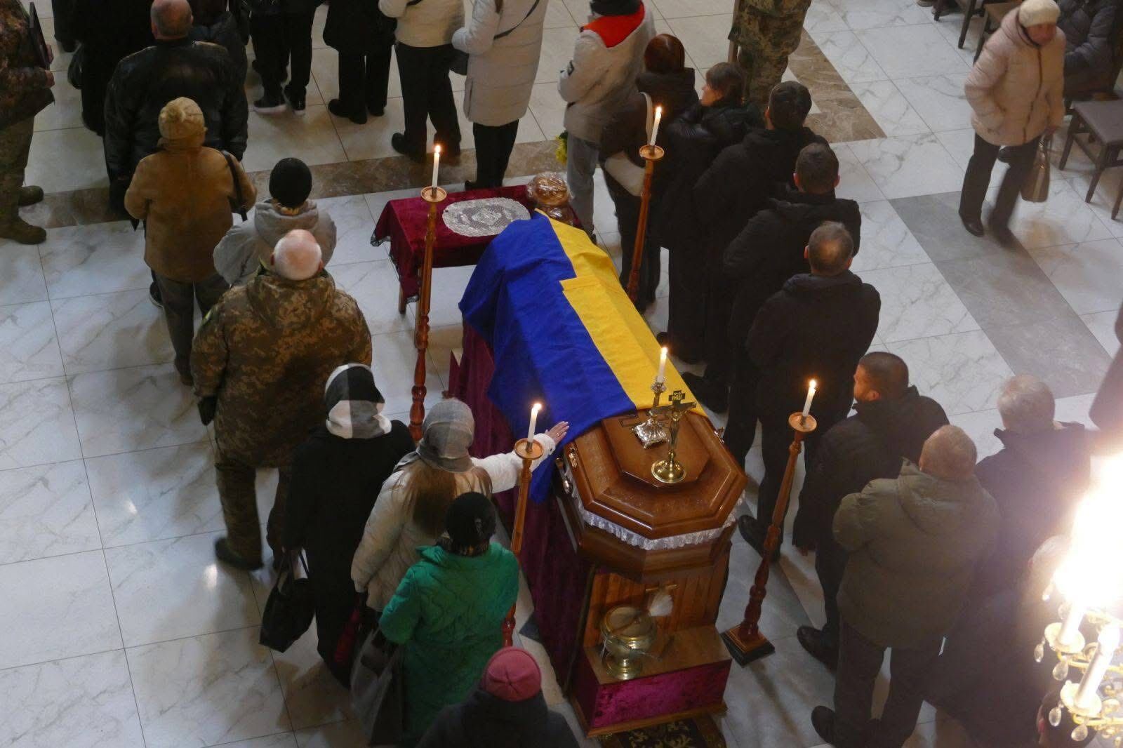 Без батька лишилась 4-місячна донька: на Прикарпатті попрощалися з молодим захисником. Фото