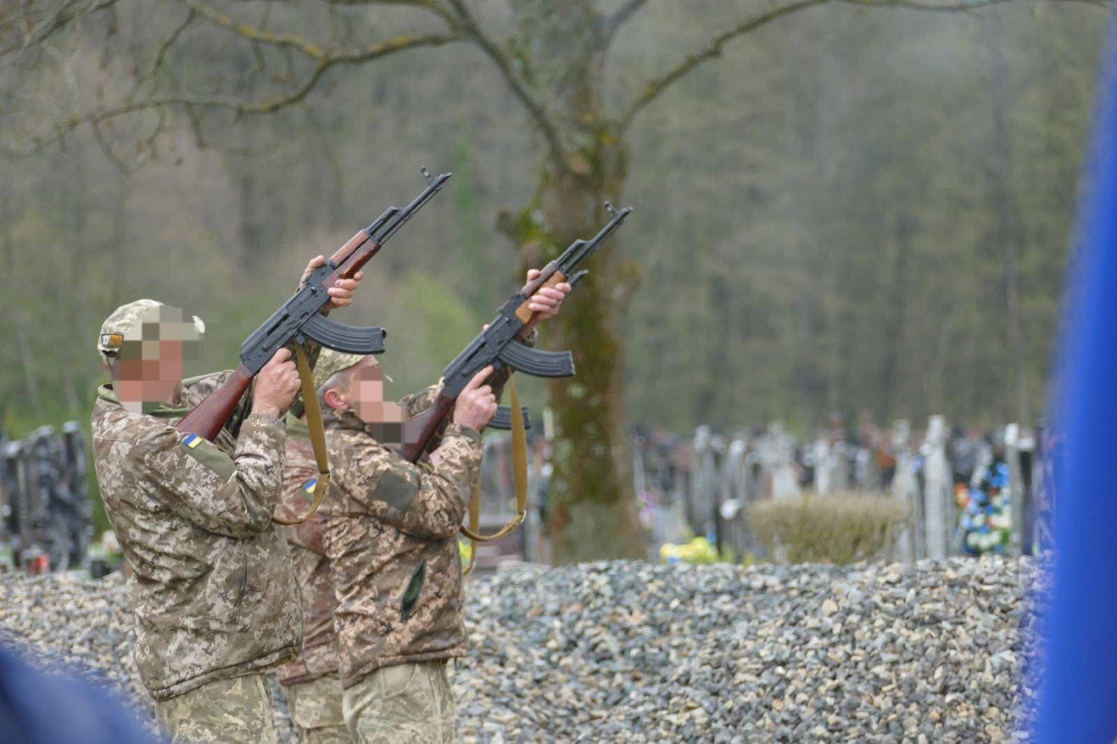 Без батька лишилась 4-місячна донька: на Прикарпатті попрощалися з молодим захисником. Фото