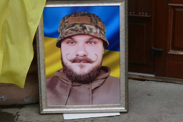 Без батька лишилась 4-місячна донька: на Прикарпатті попрощалися з молодим захисником. Фото