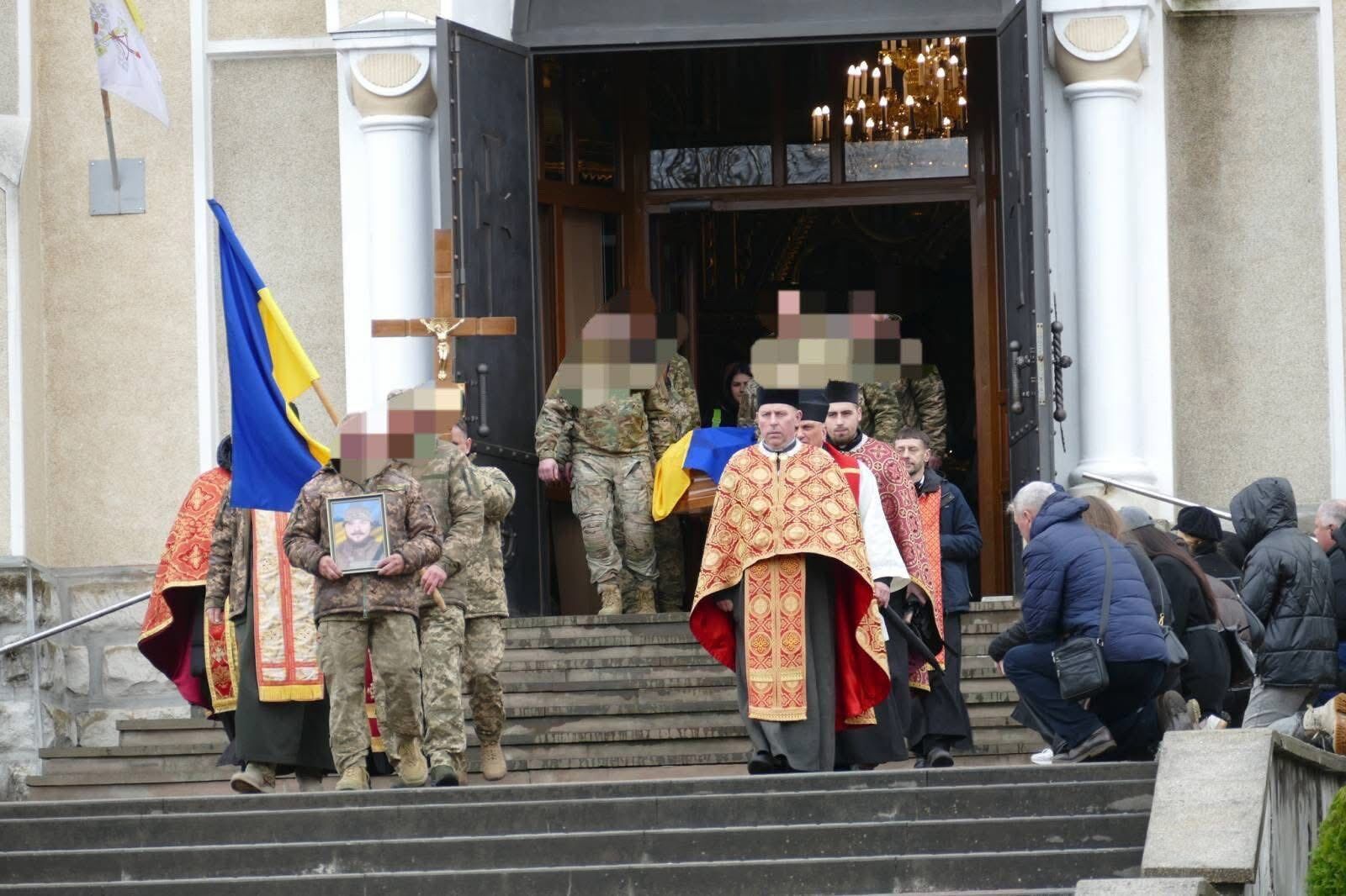 Без батька лишилась 4-місячна донька: на Прикарпатті попрощалися з молодим захисником. Фото