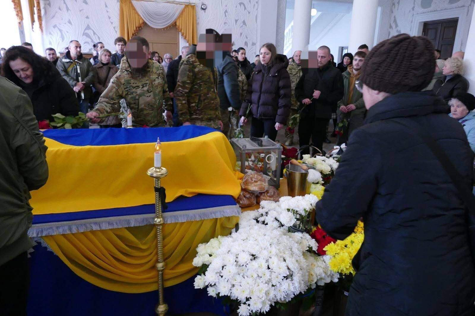 Без батька лишилась 4-місячна донька: на Прикарпатті попрощалися з молодим захисником. Фото