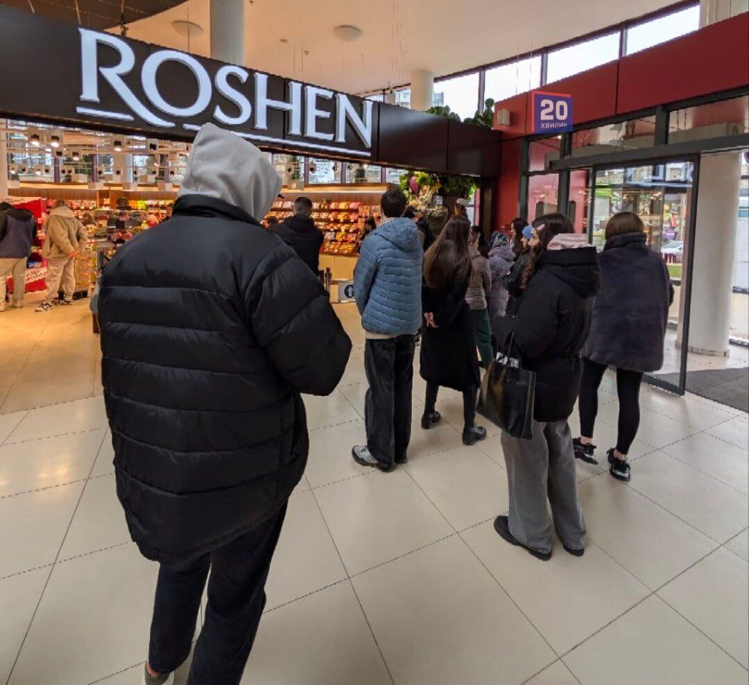 Змітають за хвилини: в Україні знову ажіотаж на паски від "Рошен". Фото, відео